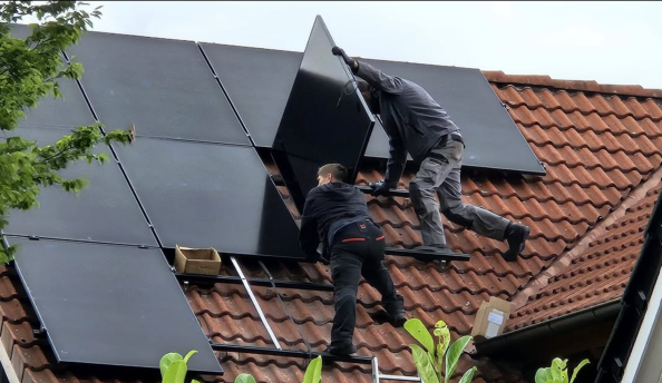 Montage-Team bei der Installation einer PV-Anlage